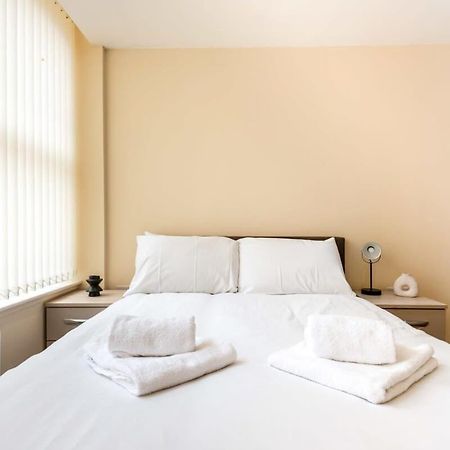 Bright 1 Bedroom Budget Flat In Central พอนทีแฟรกต์ ภายนอก รูปภาพ