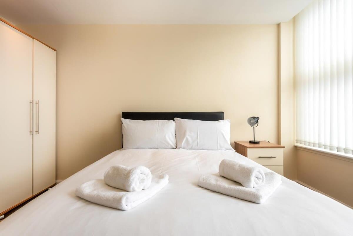 Bright 1 Bedroom Budget Flat In Central พอนทีแฟรกต์ ภายนอก รูปภาพ