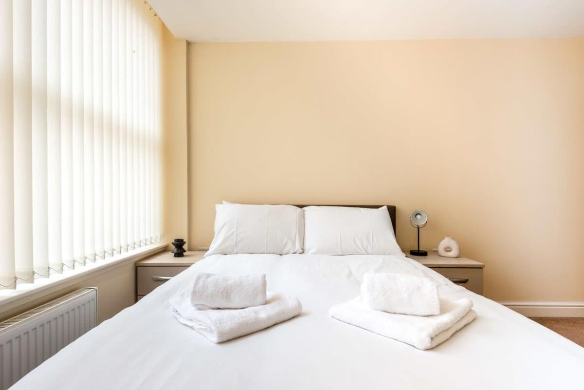 Bright 1 Bedroom Budget Flat In Central พอนทีแฟรกต์ ภายนอก รูปภาพ