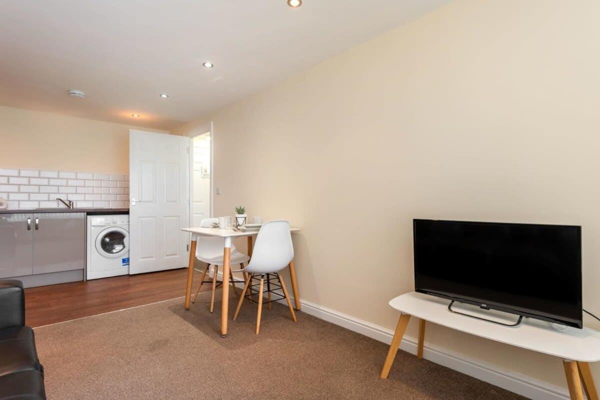 Bright 1 Bedroom Budget Flat In Central พอนทีแฟรกต์ ภายนอก รูปภาพ