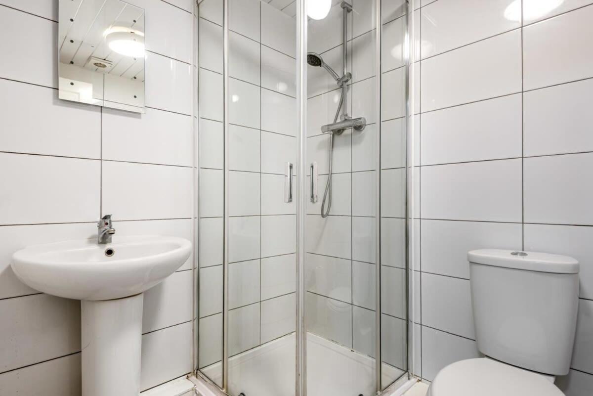 Bright 1 Bedroom Budget Flat In Central พอนทีแฟรกต์ ภายนอก รูปภาพ