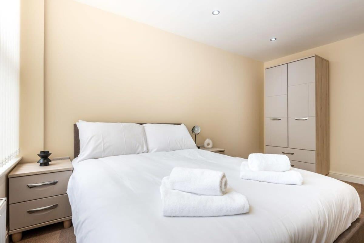 Bright 1 Bedroom Budget Flat In Central พอนทีแฟรกต์ ภายนอก รูปภาพ