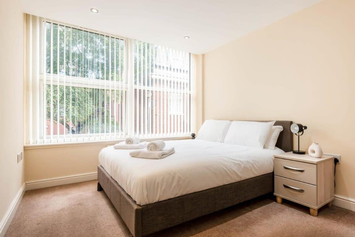 Bright 1 Bedroom Budget Flat In Central พอนทีแฟรกต์ ภายนอก รูปภาพ