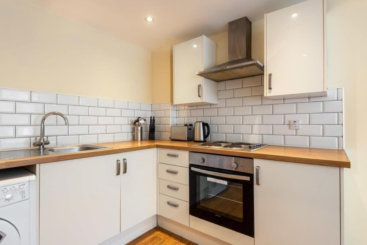 Bright 1 Bedroom Budget Flat In Central พอนทีแฟรกต์ ภายนอก รูปภาพ