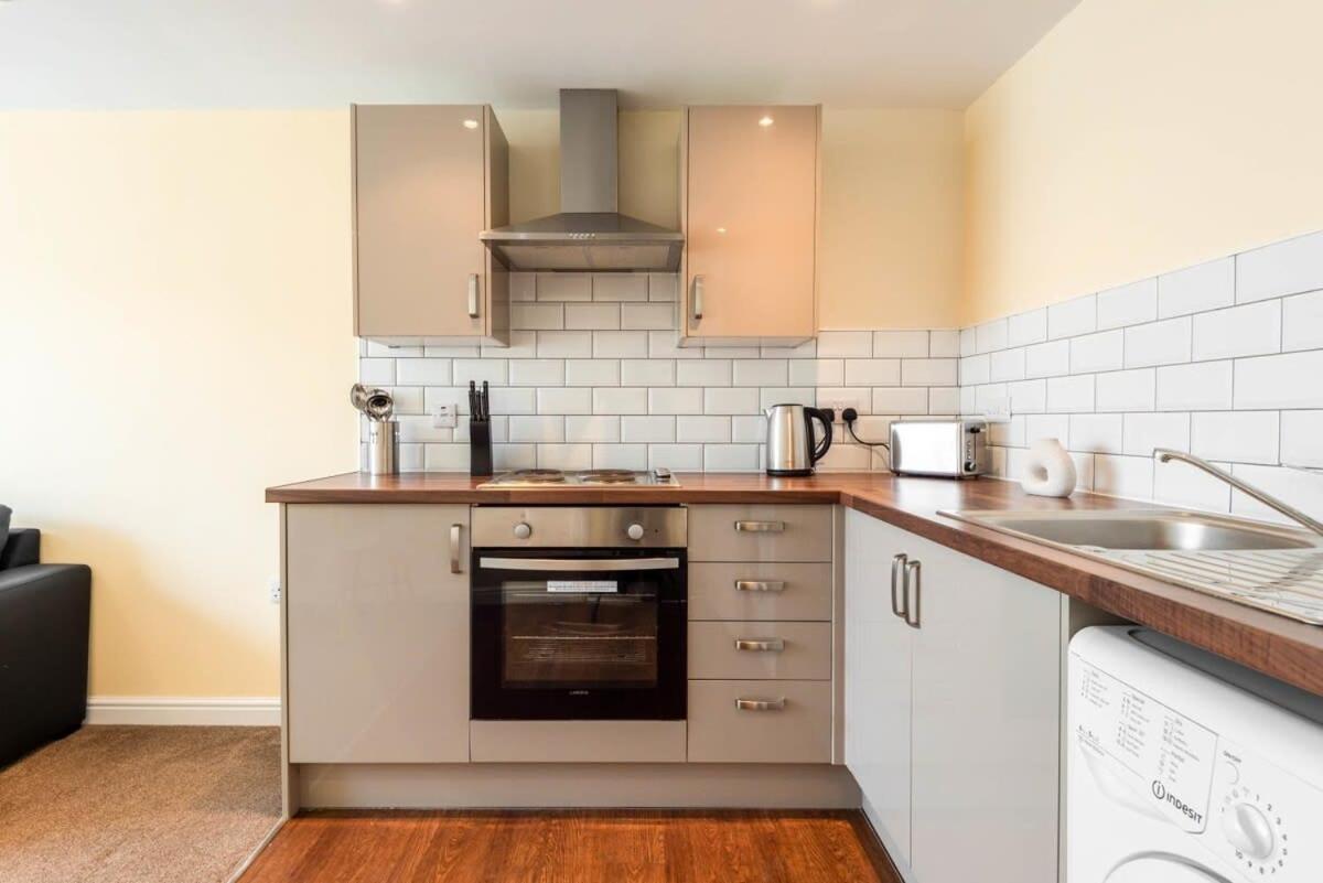 Bright 1 Bedroom Budget Flat In Central พอนทีแฟรกต์ ภายนอก รูปภาพ